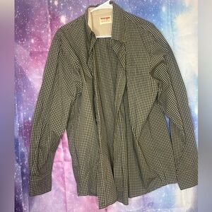 Men’s wrangler button down shirt 🛍